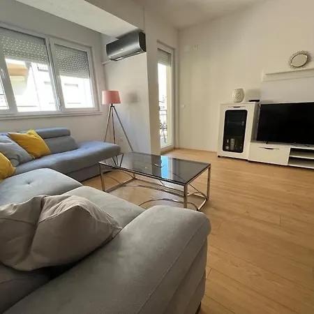 Cozy In With Free Parking Apartment *